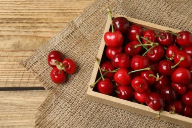 Konteynırdaki ahşap bir masada kirazlar