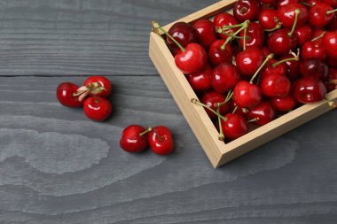 Konteynırdaki ahşap bir masada kirazlar