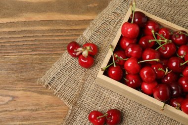 Konteynırdaki ahşap bir masada kirazlar