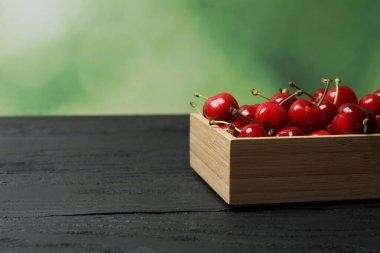 Konteynırdaki ahşap bir masada kirazlar