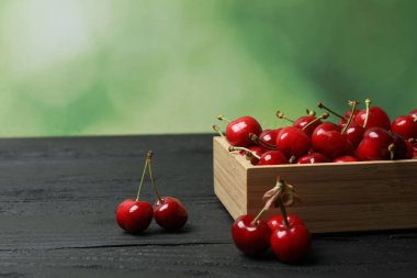 Konteynırdaki ahşap bir masada kirazlar