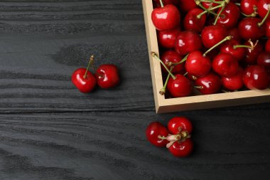 Konteynırdaki ahşap bir masada kirazlar