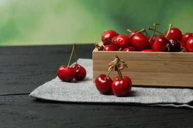 Konteynırdaki ahşap bir masada kirazlar