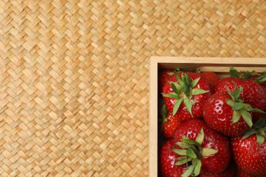 Konteynırdaki ahşap masada çilekler.