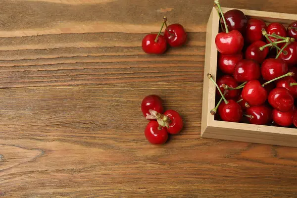 Konteynırdaki ahşap bir masada kirazlar