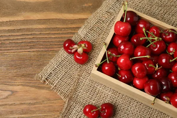 Konteynırdaki ahşap bir masada kirazlar