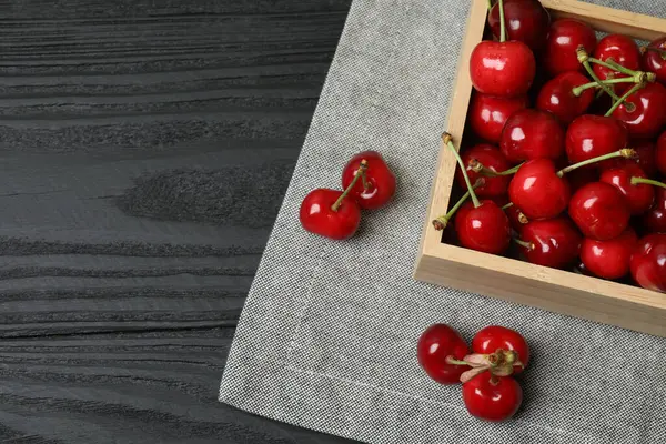 Konteynırdaki ahşap bir masada kirazlar