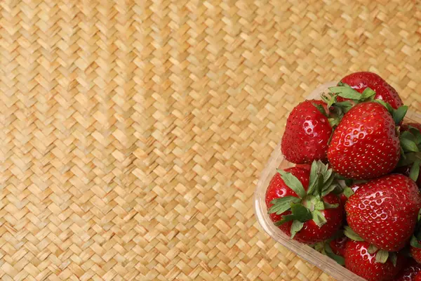 Konteynırdaki ahşap masada çilekler.