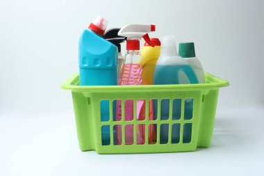 Temizlik ürünleri masada.