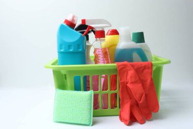 Temizlik ürünleri masada.