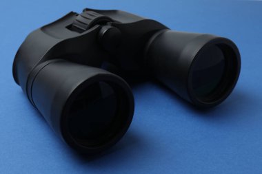 Beyaz arkaplanda klasik dürbün görüntüsü izole edildi.