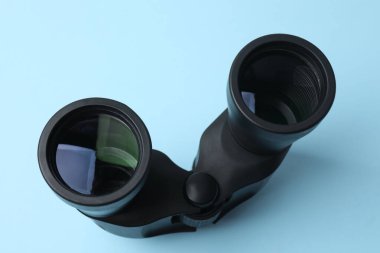 Beyaz arkaplanda klasik dürbün görüntüsü izole edildi.