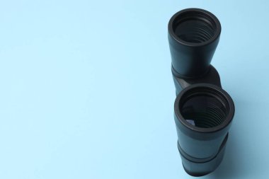 Beyaz arkaplanda klasik dürbün görüntüsü izole edildi.