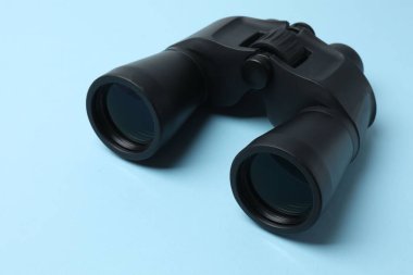 Beyaz arkaplanda klasik dürbün görüntüsü izole edildi.