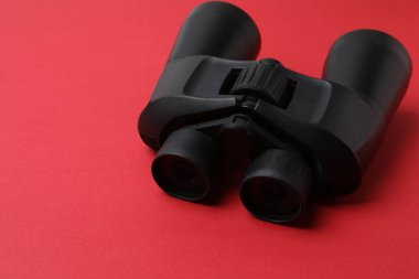 Beyaz arkaplanda klasik dürbün görüntüsü izole edildi.