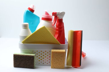 Temizlik ürünleri masada.