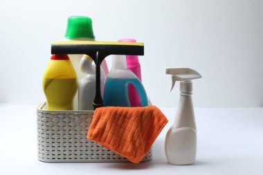 Temizlik ürünleri masada.