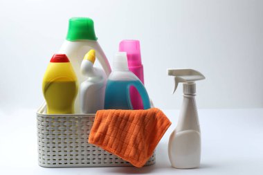 Temizlik ürünleri masada.