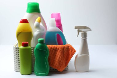 Temizlik ürünleri masada.