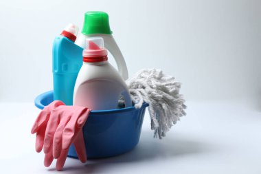 Temizlik ürünleri masada.