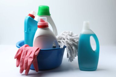 Temizlik ürünleri masada.