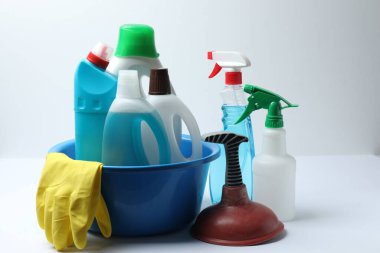 Temizlik ürünleri masada.