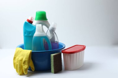 Temizlik ürünleri masada.