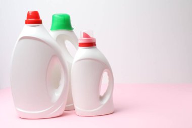 Temizlik ürünleri masada.