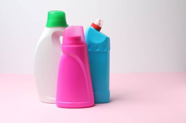 Temizlik ürünleri masada.