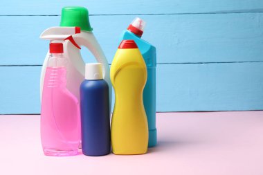 Temizlik ürünleri masada.