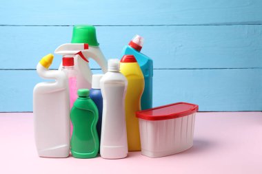 Temizlik ürünleri masada.