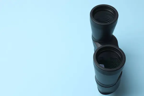 Beyaz arkaplanda klasik dürbün görüntüsü izole edildi.