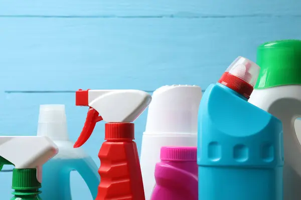 Temizlik ürünleri masada.