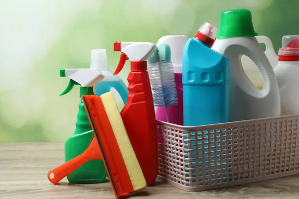 Temizlik ürünleri masada.