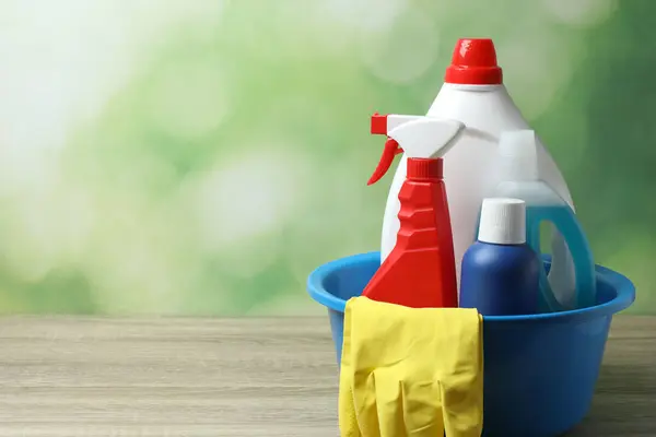 Temizlik ürünleri masada.