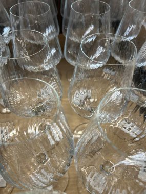 şarap kadehleri masada.