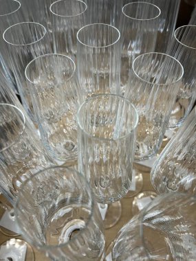 Tahta bir masada boş şarap kadehleri.