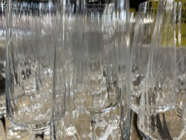 Masada boş bardaklar