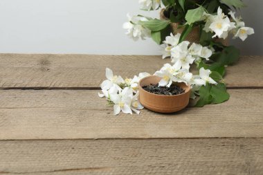 Yasemin çiçekli organik yeşil çay ve çay fincanında kurumuş yapraklı yasemin çayı.