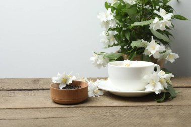 Yasemin çiçekli organik yeşil çay ve çay fincanında kurumuş yapraklı yasemin çayı.