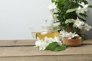 Yasemin çiçekli organik yeşil çay ve çay fincanında kurumuş yapraklı yasemin çayı.
