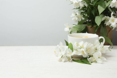 Yasemin çiçekli organik yeşil çay ve çay fincanında kurumuş yapraklı yasemin çayı.