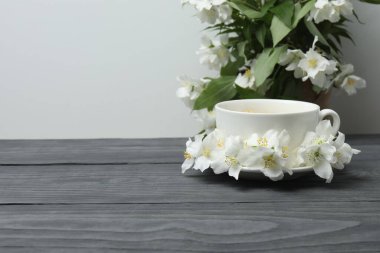 Yasemin çiçekli organik yeşil çay ve çay fincanında kurumuş yapraklı yasemin çayı.