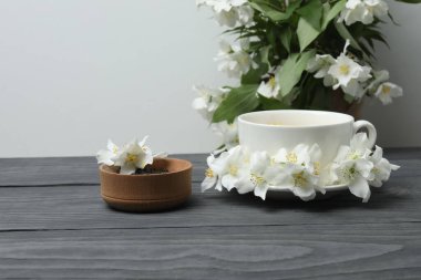 Yasemin çiçekli organik yeşil çay ve çay fincanında kurumuş yapraklı yasemin çayı.