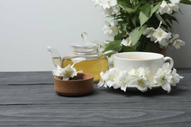 Yasemin çiçekli organik yeşil çay ve çay fincanında kurumuş yapraklı yasemin çayı.