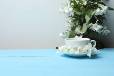 Yasemin çiçekli organik yeşil çay ve çay fincanında kurumuş yapraklı yasemin çayı.