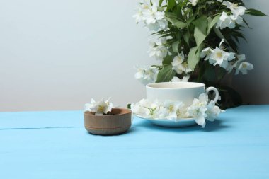 Yasemin çiçekli organik yeşil çay ve çay fincanında kurumuş yapraklı yasemin çayı.