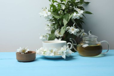 Yasemin çiçekli organik yeşil çay ve çay fincanında kurumuş yapraklı yasemin çayı.