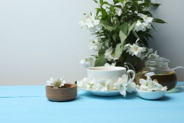 Yasemin çiçekli organik yeşil çay ve çay fincanında kurumuş yapraklı yasemin çayı.