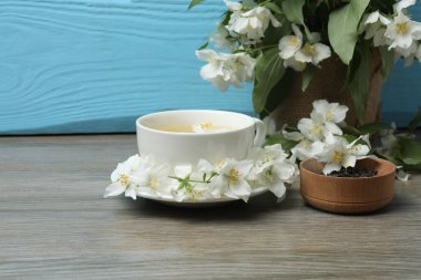 Yasemin çiçekli organik yeşil çay ve çay fincanında kurumuş yapraklı yasemin çayı.